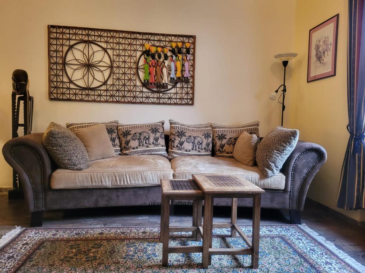 Stylish In Center Of Apartment *