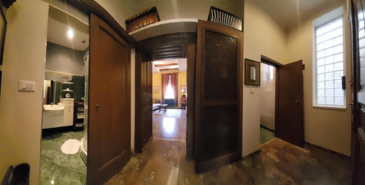 Stylish In Center Of Apartment *